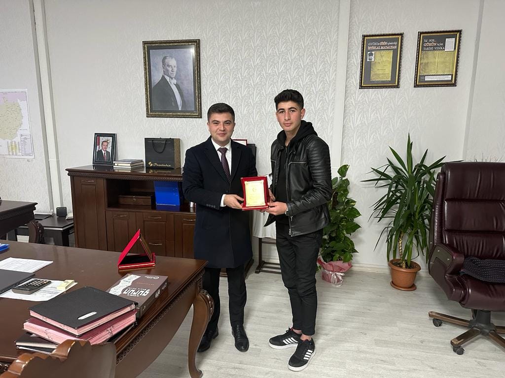 Kaymakamımız Sn. Abdullah SARI Robotex Kodlama Yarışmasında Dünya İkincisi olan  Öğrencimiz  Cihat AVCU`ya Başarı plaketi verdi.